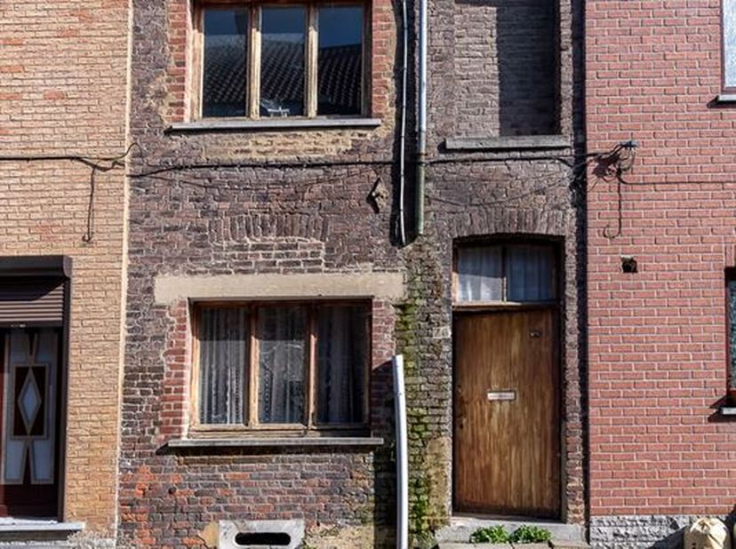 Maison à rénover sur 3 ares 47 ca composée d&#039;une première pièce, d&#039;un living avec cuisine ouverte, salle de bain, deux chambres à l&#039;étage + grenier et