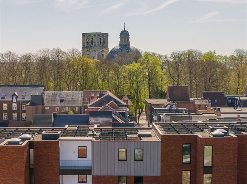 In het hart van Scherpenheuvel vind je dit uitzonderlijk ruim en lichtrijk penthouse van maar liefst 110 m². Vanaf het moment dat je binnenstapt, word