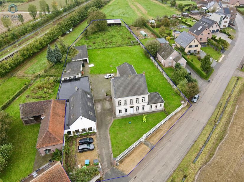ENORM HERENHUIS + KANTOORGEBOUW + LOODS EN PAARDENSTALLEN!&lt;br /&gt;
Deze eigendom bevindt zich te Oosterzele, vlakbij de invalswegen naar de E40, doch RU