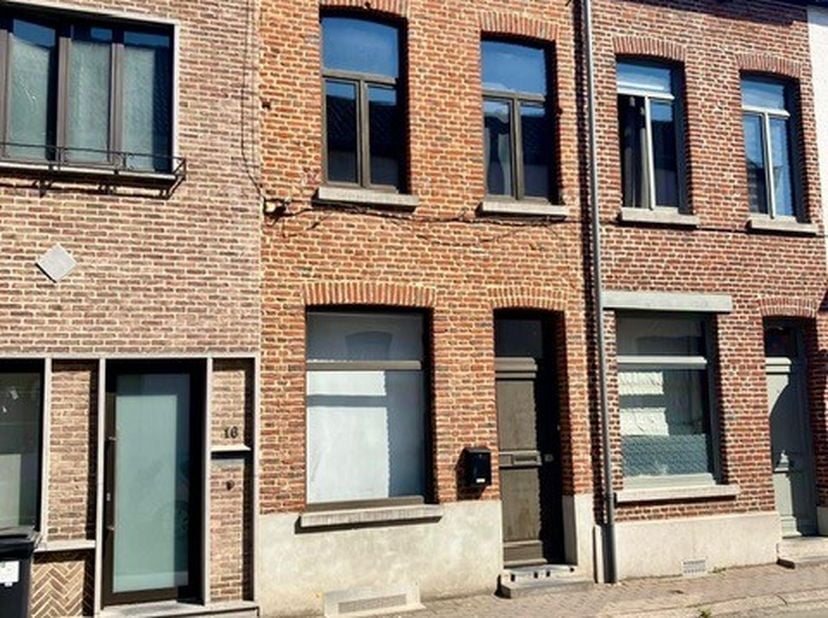 MAISON A TERMINER DANS LE CENTRE DE ZOTTEGEM&lt;br /&gt;
Aménagement du rez-de-chaussée : entrée, salle commun, cour, salle de bain à finir avec douche et t