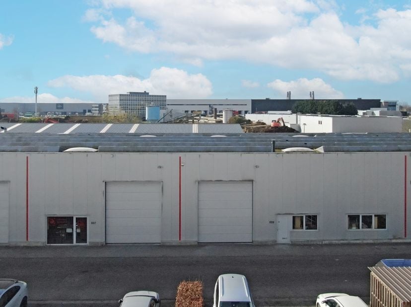 Een KMO-unit van 545m² gelegen in Willebroek, aan de Molenweg, vlakbij de A12.&lt;br /&gt;
Deze goed bereikbare unit biedt een uitstekende locatie voor bedr