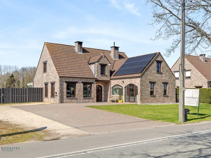 Op een uitstekende locatie te Onze-lieve-vrouw-Waver bevindt zich deze instapklare woning met 4 slaapkamers en een polyvalente ruimte op een prachtig