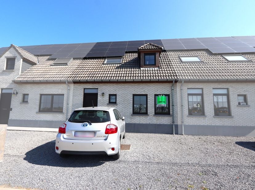 Vlot bereikbaar en instapklaar: deze charmante woning heeft het allemaal!&lt;br /&gt;
Op het gelijkvloers geniet je van een lichtrijke woonkamer met zicht o
