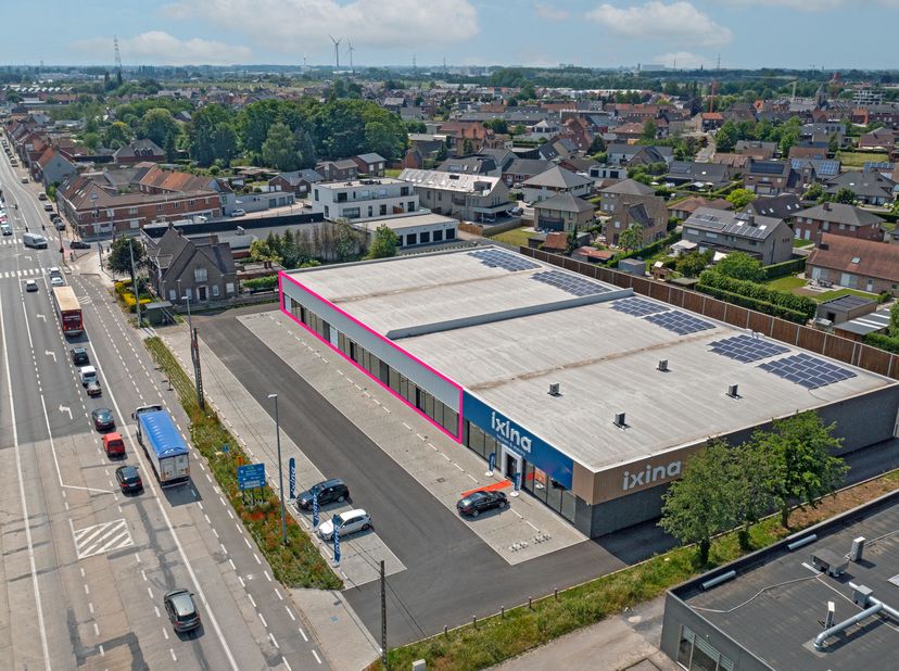In dit nieuwbouw retailcomplex bevinden zich verschillende units en is er momenteel nog één unit beschikbaar van 473 m²&lt;br /&gt;
De winkelruimtes zijn ge