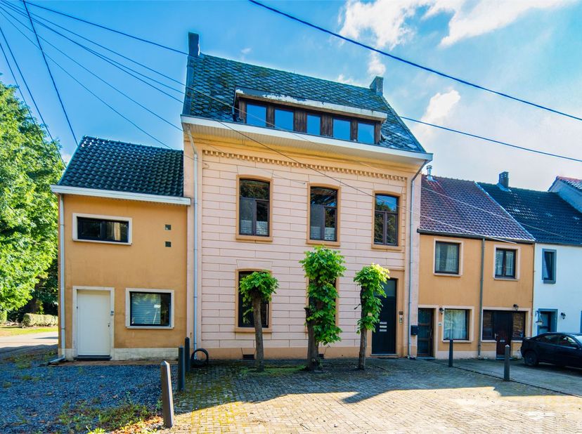 IDEALIS VASTGOED – ZEER RUIM KARAKTERISTIEK HERENHUIS TE WIJCHMAAL, PEER! Dit ruime herenhuis omvat maar liefst 198m² bewoonbare oppervlakte op een pe