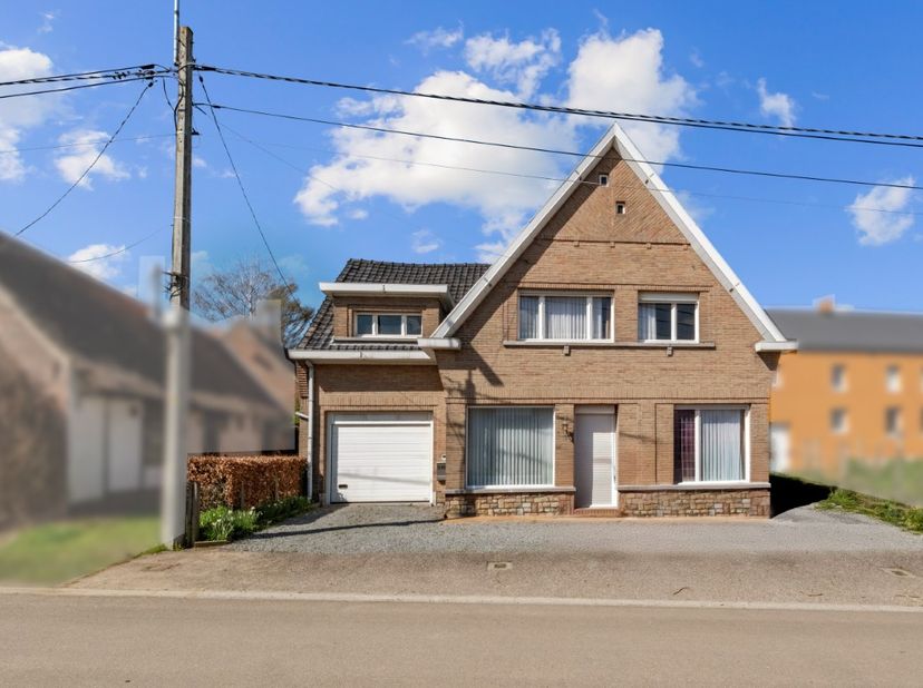Deze kloek gebouwde vrijstaande woning met een bewoonbare oppervlakte van maar liefst 224m², is gelegen op een toplocatie in het hart van de Vlaamse A