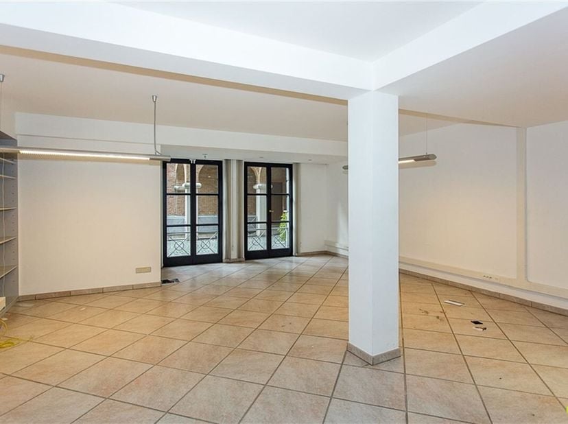 Deze interessant gelegen kantoor- of praktijkruimte (ca. 187m²) vinden we terug achter de gevel van dit charmante gebouw, op 5 min wandelen van de Gro