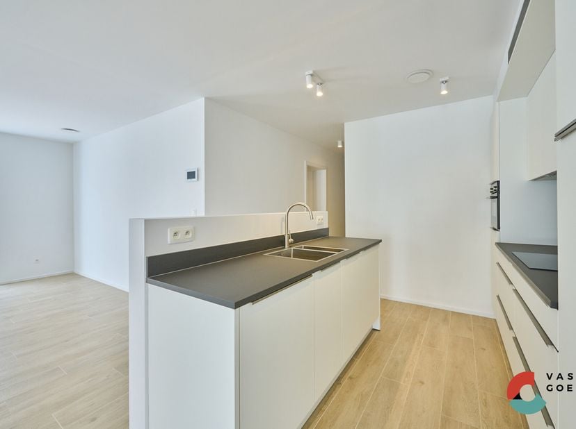 Dit kwalitatief afgewerkt appartement bevindt zich op het gelijkvloers in een kleinschalige blok van 4 appartementen nabij het centrum van Bocholt.&lt;br