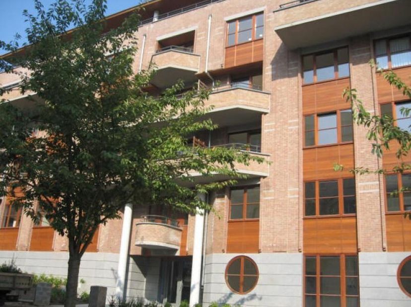 Description : A deux pas du parc de Woluwé et des commerces du boulevard du Souverain situé en face du Val Duchesse. , appartement agréablement meublé