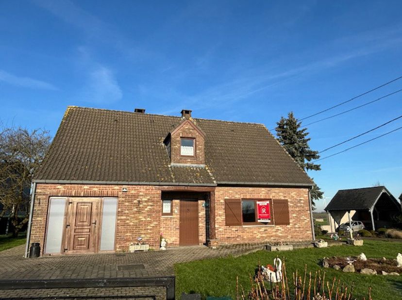 In Lisogne, een aangenaam klein Ardens dorpje gelegen op de hoogten op 6 km van Dinant, bieden wij u deze aangename traditionele villa uit 1989 aan op