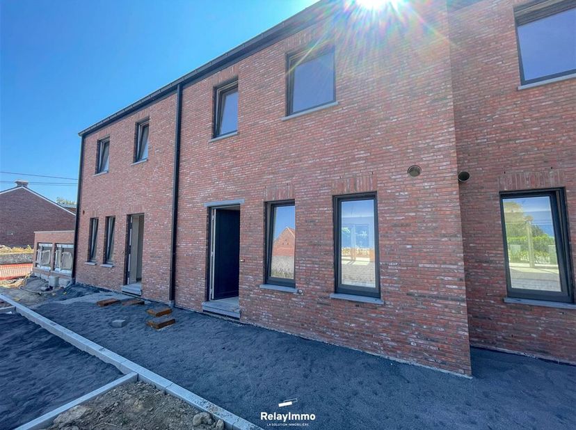 Nouvelle maison deux façades (Lot 2) avec trois chambres (poss quatre et bureau - OPTION), une salle de bain, deux emplacements de parking et jardin.