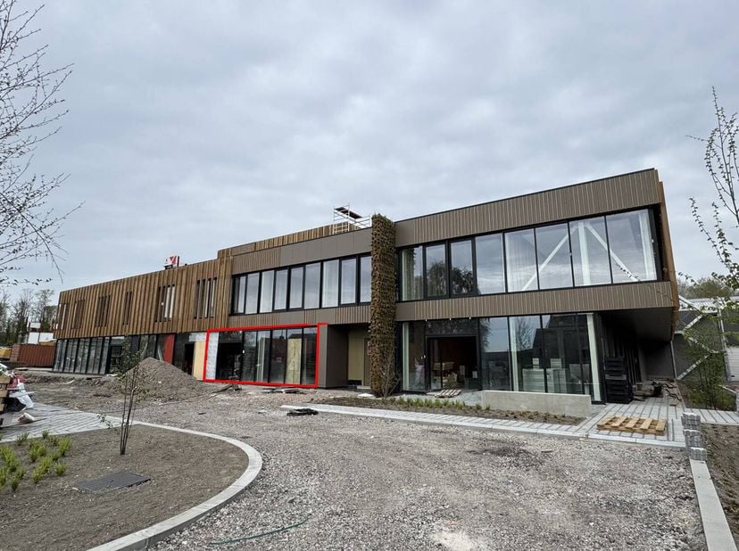 Cet espace commercial attrayant, situé à un emplacement idéal dans la Stationsstraat à Oudenburg, offre une excellente opportunité pour diverses activ
