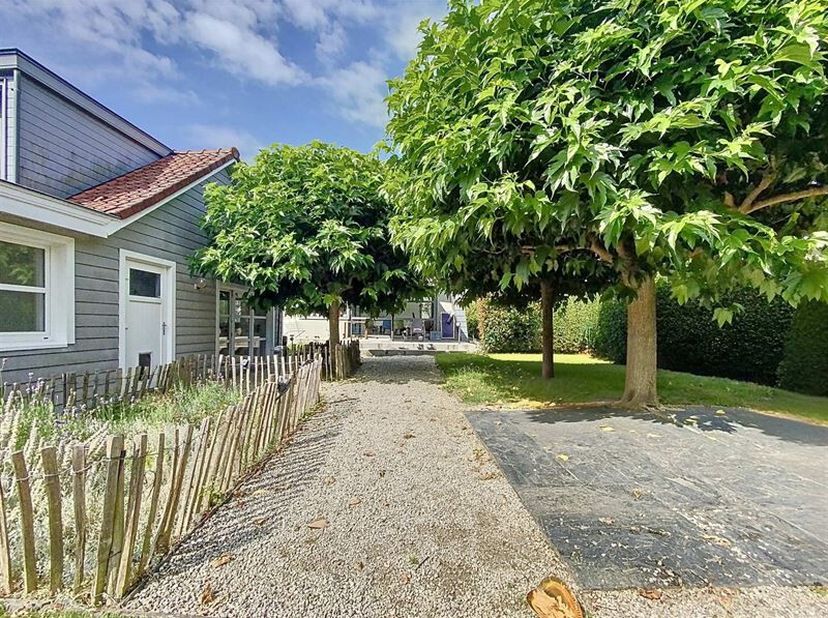Beschrijving:&lt;br /&gt;
Ontdek deze unieke, charmante woning in Ukkel, in een residentiële wijk, niet ver van de Franse middelbare school.&lt;br /&gt;
Het biedt