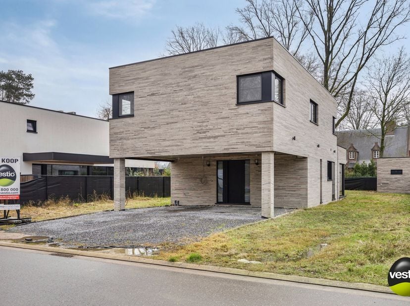 Deze ruime gezinswoning met 3 volwaardige slaapkamers en 2 badkamers werd gebouwd in 2022 en is volledig mee met de nieuwste bouwtechnieken: geothermi