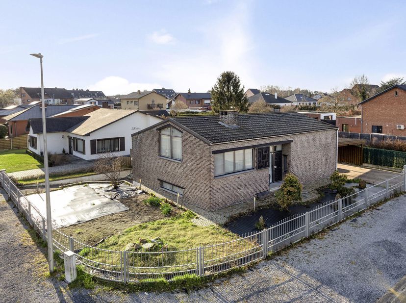 Deze charmante hoekwoning in het rustige en gewilde Houthalen-Oost biedt talloze mogelijkheden voor wie op zoek is naar een woning met ruimte, karakte