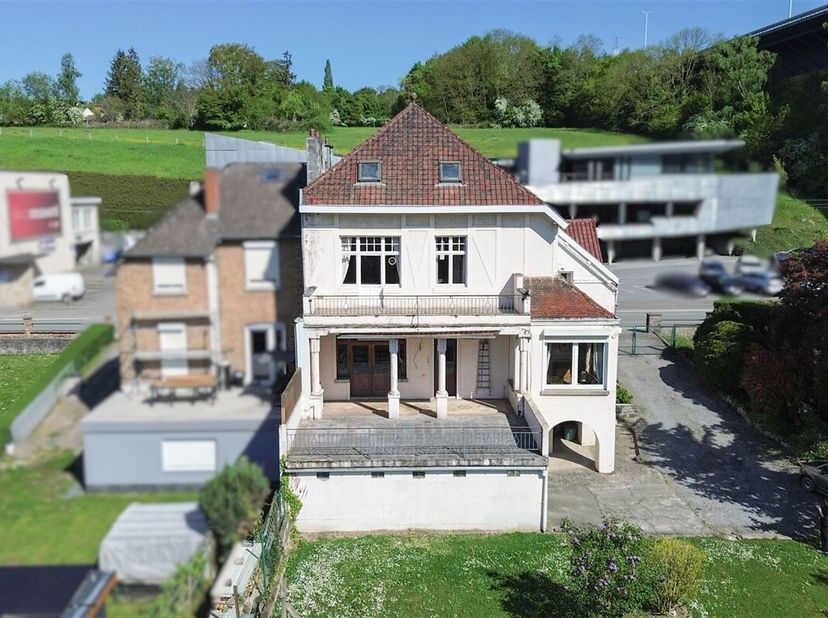Situé à Beez, à quelques minutes seulement de Namur, cet immeuble 3 façades à rénover constitue une opportunité rare pour les investisseurs à la reche
