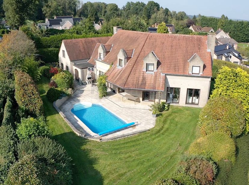 SURFACES&lt;br /&gt;
 Terrain : 1600m2&lt;br /&gt;
Villa : +- 400m2&lt;br /&gt;
VILLA PRINCIPALE&lt;br /&gt;
- REZ DE CHAUSSEE&lt;br /&gt;
Hall d&#039;entrée : 22,7m²&lt;br /&gt;
Salon : 41m²