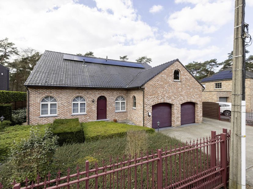 Villa (bouwjaar 2005) met 4 slaapkamers én bureau (mogelijkheid tot 5 slpk), volledig onderkelderd en dubbele garage, gelegen in een doodlopende straa