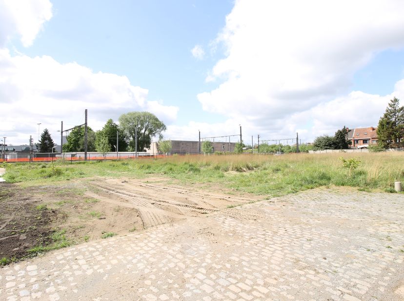 Ce terrain à bâtir bien situé n&#039;a aucune obligation de construction.&lt;br /&gt;
Dans un lotissement proche du centre du village, transports en commun (tram