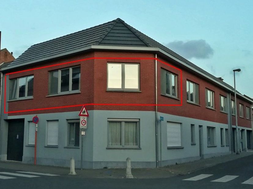 Dit woonappartement bevindt zich op de eerste verdieping van een kleinschalig gebouw.&lt;br /&gt;
De verdieping is te bereiken via een trap in de gemeenscha