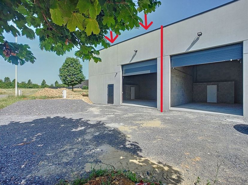 Nieuw magazijn van 100 m² te huur in Dinant, ideaal ontworpen voor opslag of elke andere activiteit die een functionele, veilige en moderne ruimte ver