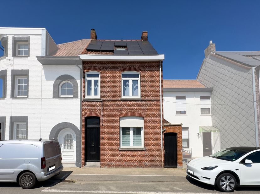 Inkomhal met zichtbare trap, leidend naar een lichte leefruimte&lt;br /&gt;
 met salon en eetkamer. De uitbreiding omvat een ingerichte keuken (gasvuur, dam