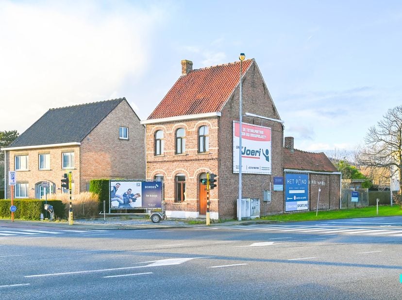 Bent u op zoek naar een open bebouwing met renovatiepotentieel, op een uitstekende zichtlocatie? Deze woning is gelegen op een perceel van 298 m² met