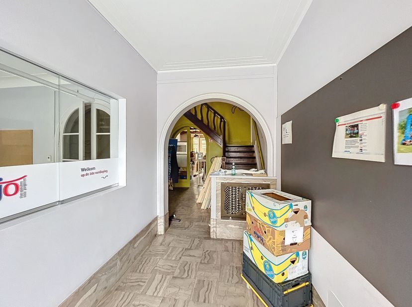 Bureaux à louer à Courtrai. Les bureaux sont situés à proximité de la gare et de différentes routes d&#039;accès. &lt;br /&gt;
De plus, le bâtiment possède un so