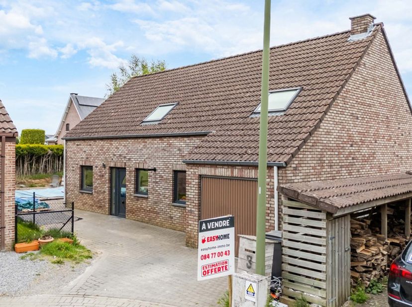 Easy Home a le plaisir de vous présenter cette magnifique villa rénovée de 1998, offrant 177 m² habitables sur un terrain de 4 ares 75. Ce bien a été