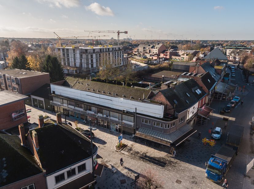 Eigendommen, bestaande uit 5 handelspanden, 4 appartementen en 4 garages! Huidige huuropbrengst ca -euro5500,-/maand. Het betreft volgende eigendommen