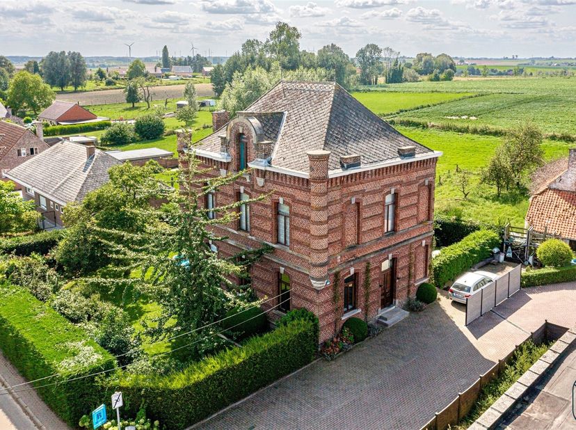 Magnifique MAISON DE MAITRE avec 5 chambres, allée, PISCINE et beau JARDIN. DESCRIPTION: hall d&#039;entrée et escaliers, grand séjour lumineux (vue sur le