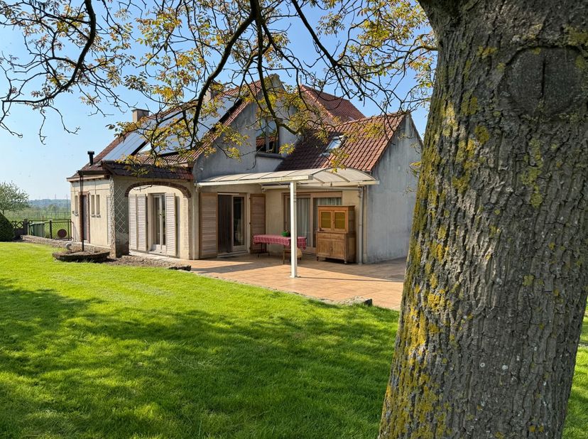 Uiterst charmante woning op een royaal perceel grond van maar liefst 2293 m2. Zeer rustig gelegen in een doodlopende straat vlakbij de Leie (die via e