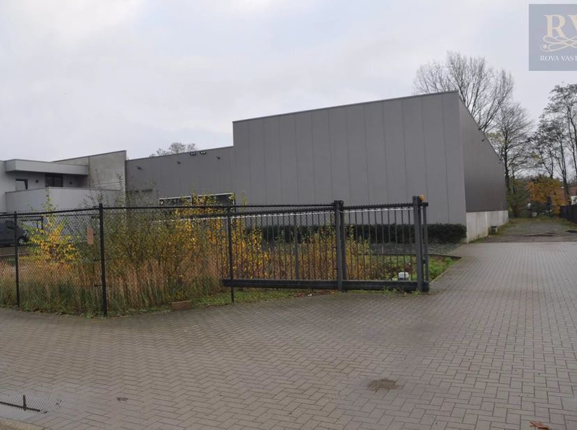 OPSLAGLOODS VAN +-407 M ² OP EEN CENTRALE LOCATIE IN ZONHOVEN&lt;br /&gt;
Deze recent gebouwde opslagplaats vindt u terug op het industrieterrein aan de Sen