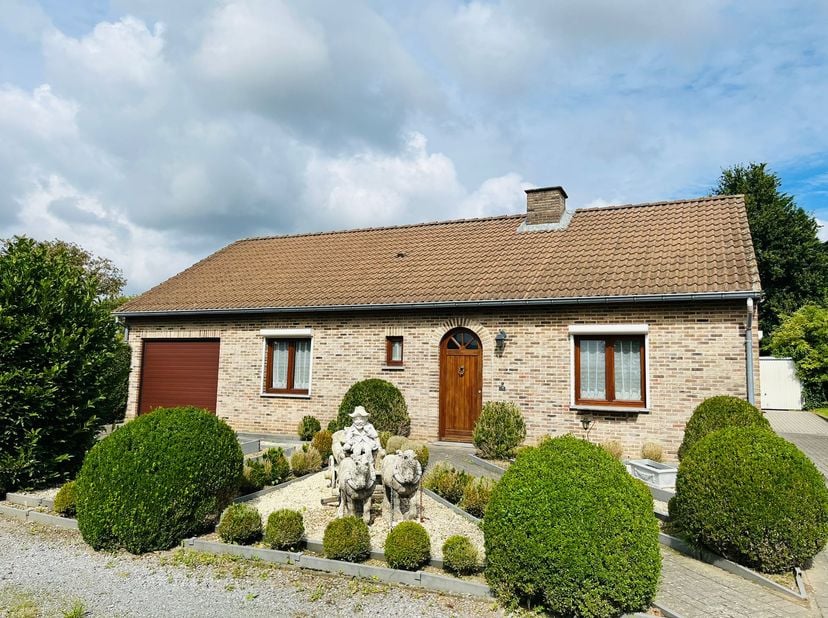 In het hart van het landelijke Alken, gelegen in een rustige straat en fijne buurt, bevindt zich deze alleenstaande woning met tal van mogelijkheden.