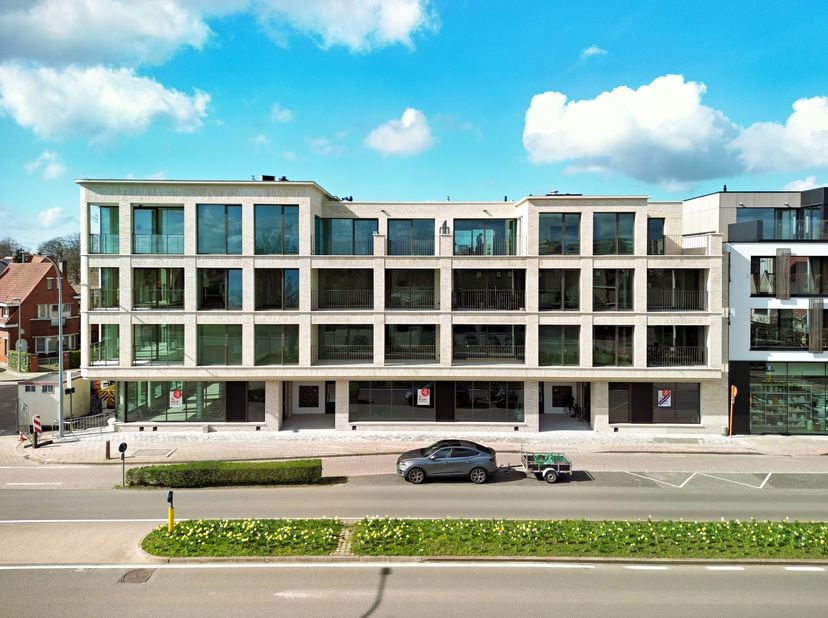 Les bureaux (1 013 m²) du nouveau projet BelFort sont situés dans un emplacement privilégié à Sint-Andries, à l&#039;angle de la Torhoutse Steenweg et de l