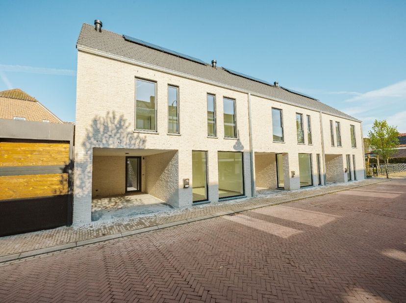 Prachtige ruime nieuwbouwwoning op mooie locatie te Pelt (Sint-Huibrechts-Lille):Indeling gelijkvloers: inkomhal, toilet, woonkamer, eetkamer, keuken,