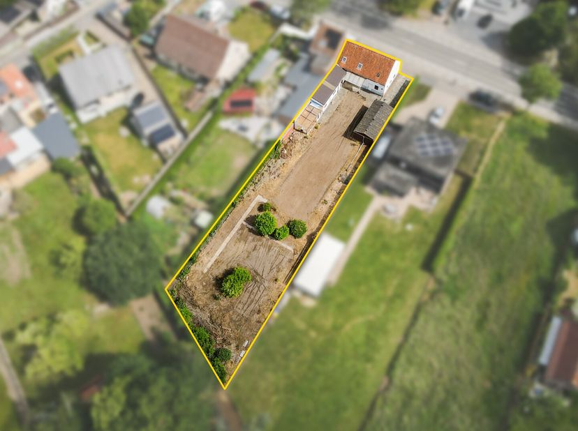 Ontdek deze te renoveren halfopen bebouwing op een perceel van maar liefst 1.082 m², ideaal gelegen langs een invalsweg tussen Torhout en Oostende. De
