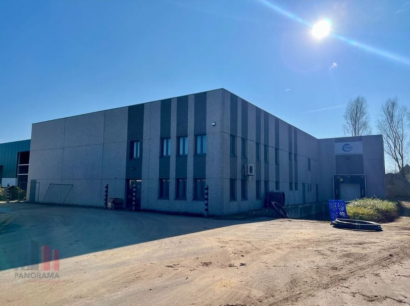 Bedrijfsgebouw bestaande uit een magazijn van 866 m² in combinatie met 220 m² kantoor verdeeld over 2 verdiepingen te koop.&lt;br /&gt;
De loods is  gelegen