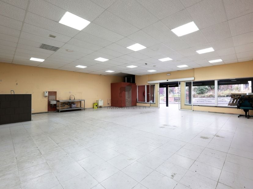 Référence Agence : L6031-383&lt;br /&gt;
*** VISITE VIRTUELLE : https://envisite.net/vtour/fr/qvlh45 ***&lt;br /&gt;
Découvrez cet espace commercial de 250 m², id