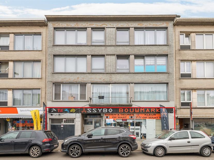 Ruim handelspand van ca. 235 m² met garage op toplocatie in Deurne&lt;br /&gt;
Dit gelijkvloerse handelspand, gelegen in de levendige Frank Craeybeckxstraat