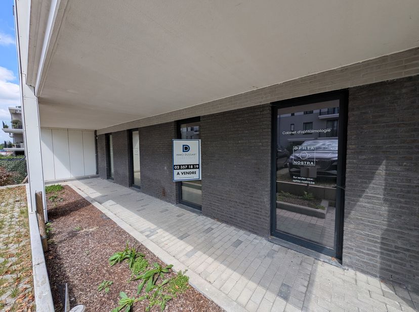 Ideaal gelegen op het gelijkvloers van het Terra Nostra-complex, biedt dit handelsgelijkvloers van 90 m² uitstekende zichtbaarheid aan de Blücherlaan,
