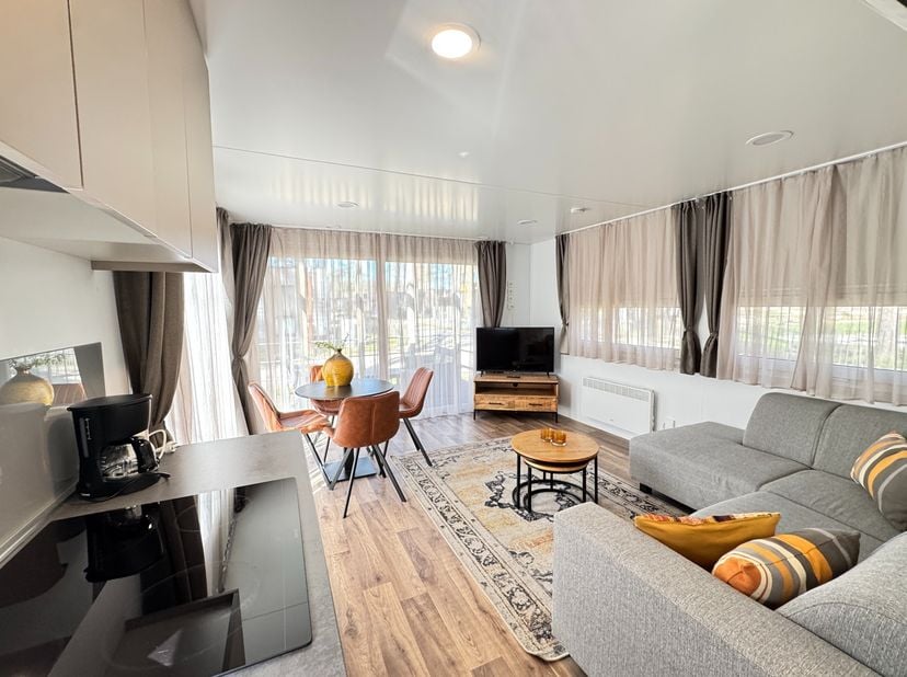 Bent u op zoek naar een slimme en zorgeloze investering? Ontdek deze moderne vakantiewoning op EuroParcs Hoge Kempen, gelegen in het prachtige Zutenda