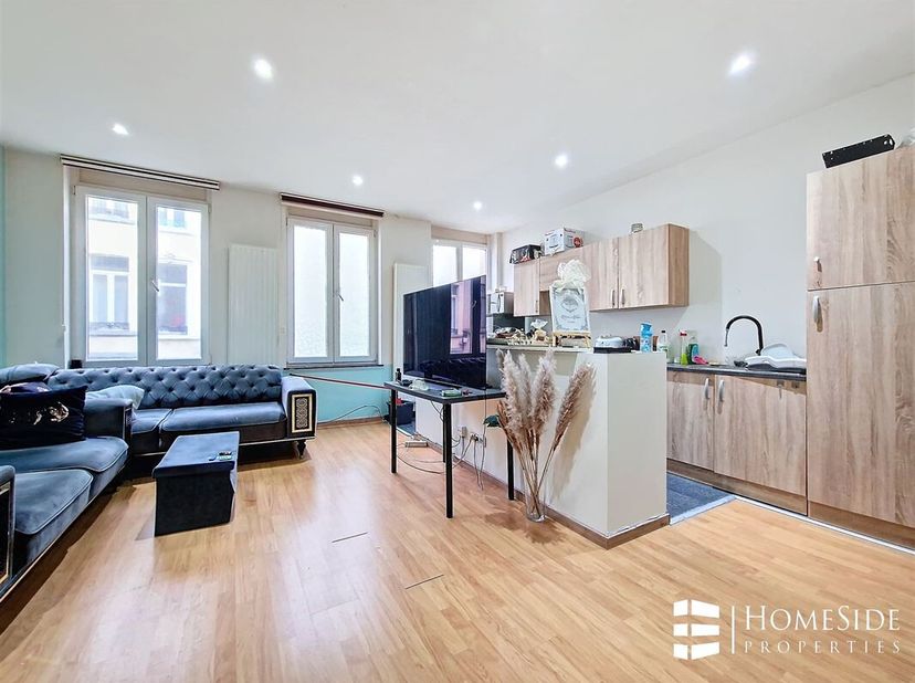 Dans une rue calme et résidentielle, à proximité des commerces, des transports et des grands axes.&lt;br /&gt;
Superbe appartement de +/-55m² en bon état da
