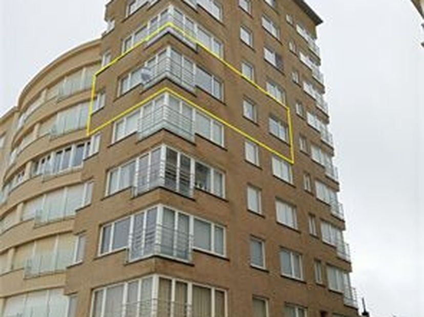 Ontdek het perfecte hoekje in dit betoverende appartement op de 5de verdieping van residentie Carla. Met zijn bevoorrechte ligging en hoekpositie geni