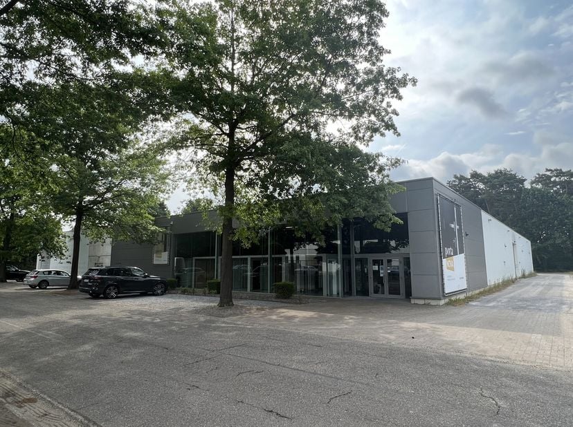 Multifunctioneel bedrijfsgebouw gelegen op het industrieterrein &#039;Stadsheide&#039; (Hasselt), vlakbij de Corda Campus. Goede verbinding met zowel de E314 al