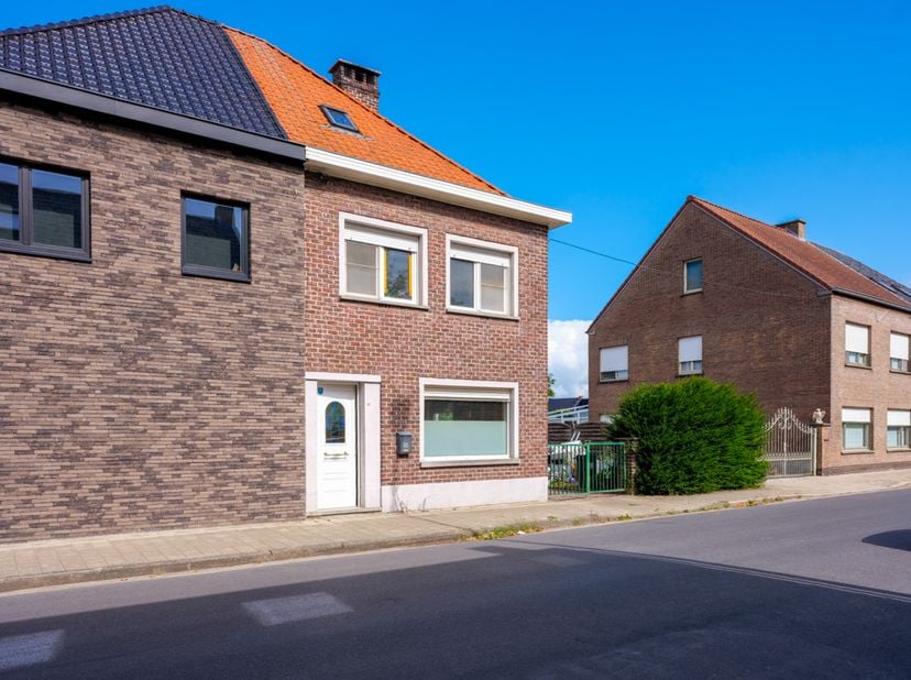 Dans le centre d’Ename (Audenaerde), vous trouverez cette maison semi-mitoyenne. Au rez-de-chaussée : hall d’entrée, séjour avec salle à manger, cuisi