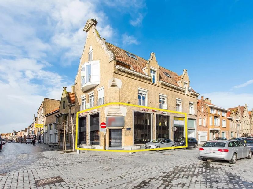 Verhuurd opbrengsteigendom (200m²) op commerciële toplocatie te Diksmuide! Dit uniek pand werd in 2017 volledig gerenoveerd met oog voor detail en hog