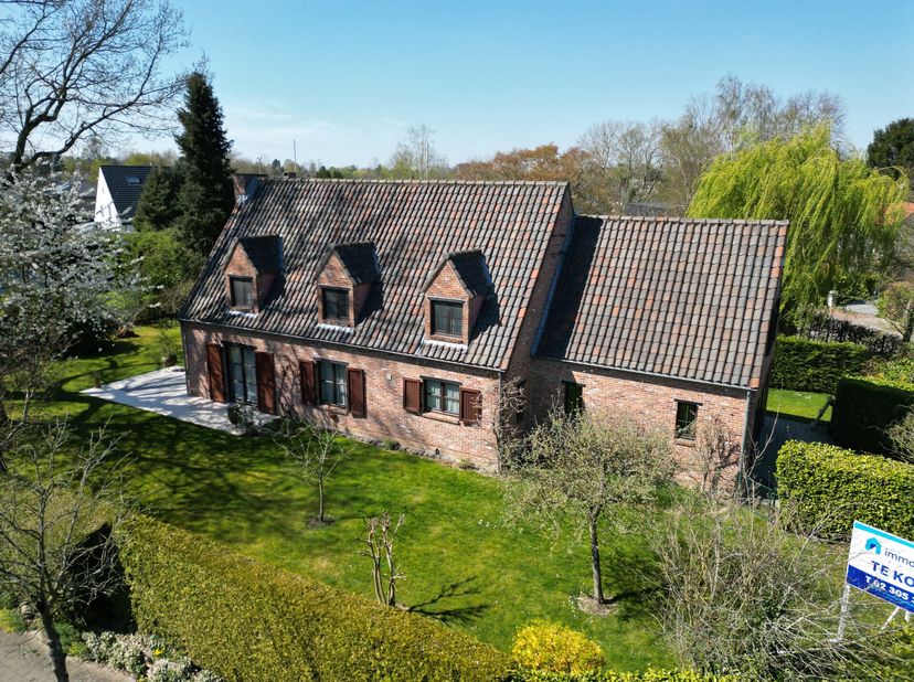 Ontdek het enorme potentieel van deze karaktervolle viergevelwoning, ideaal gelegen in een van de meest gegeerde en charmante buurten van Sterrebeek.