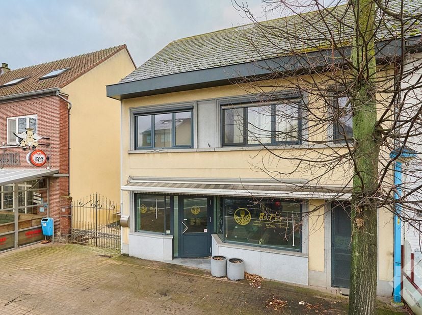 Mooi handelspand met woning, 4 tot 5 slks, garage en dakterras.&lt;br /&gt;
Dit ruime handelspand, werd in 1998 verbouwd met kwalitatieve materialen.&lt;br /&gt;