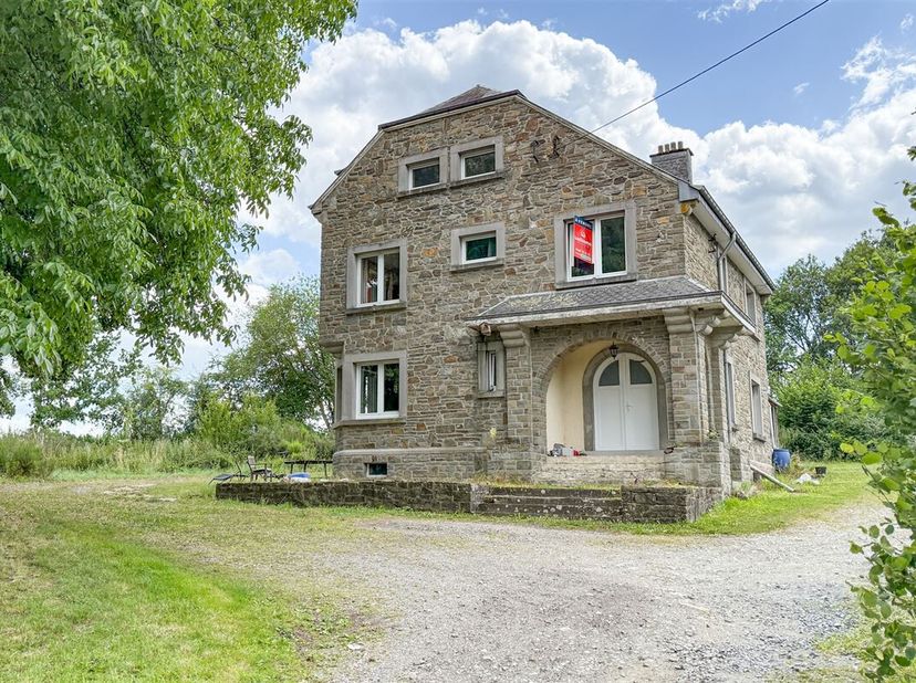 Wellimmo nodigt u uit om dit charmante, in de jaren 50 opgetrokken gebouw met 4 stenen gevels te ontdekken. Door architecturale soberheid en precies d
